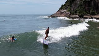 Dia de boas ondas surfando de longboard   Drone