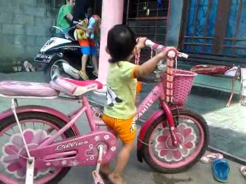 Daffa naik sepeda