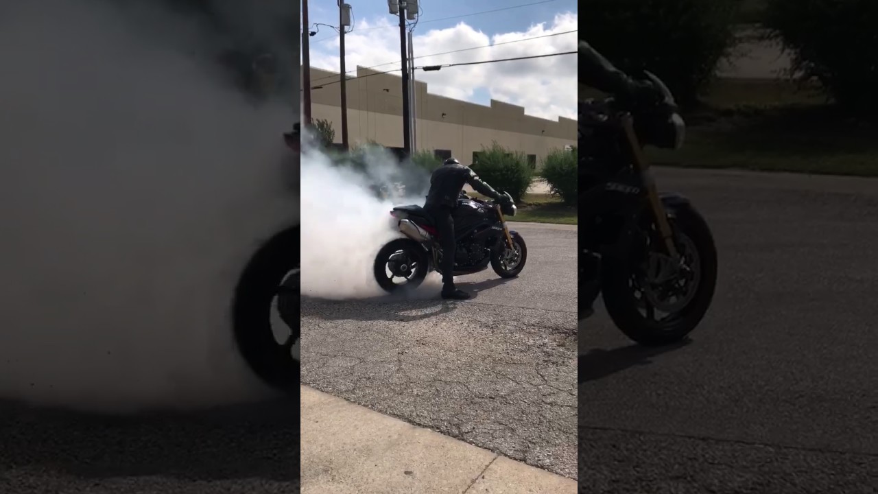 '12 Triumph Speed Triple R roasting Diablo Super Corsa tire ( burnout )