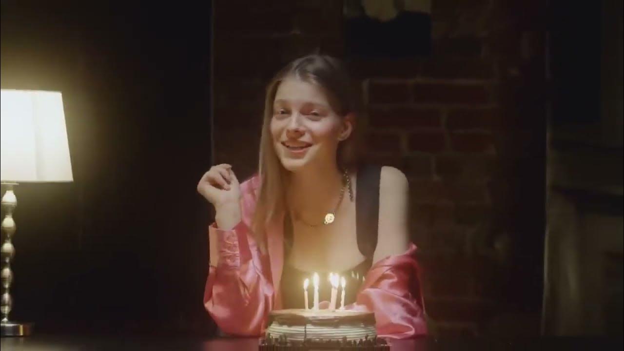 Девочке 15 а ему 25 песня. Девочке 15 а ему 25 песня. Девочке 15 а ему 25 песня. Аврил лавин чб. Этой девочке 17.