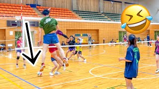 (Volleyball match) Attack directly below