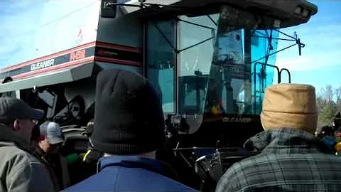 1997 Gleaner R62 Combine: Bellwood, Neb. Auction 2/10/11