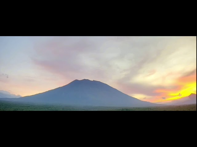 Mount Agung Bali. All quiet at Sunset 25 Feb. Timelapse 1sec = 1min class=