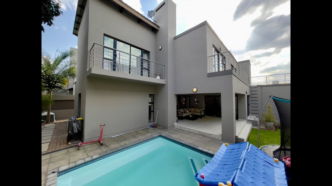 Bedfordview / Johannesburg Stunning Modern 4 Bedroom Cluster Home For
