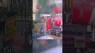 Momen Truk Tangki Tabrak Kios Di Cakung Hindari Mobil Berhenti