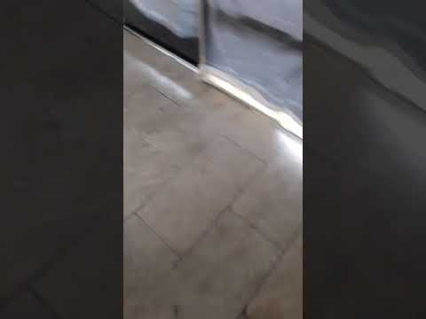 Limpiando el piso después de una construcción