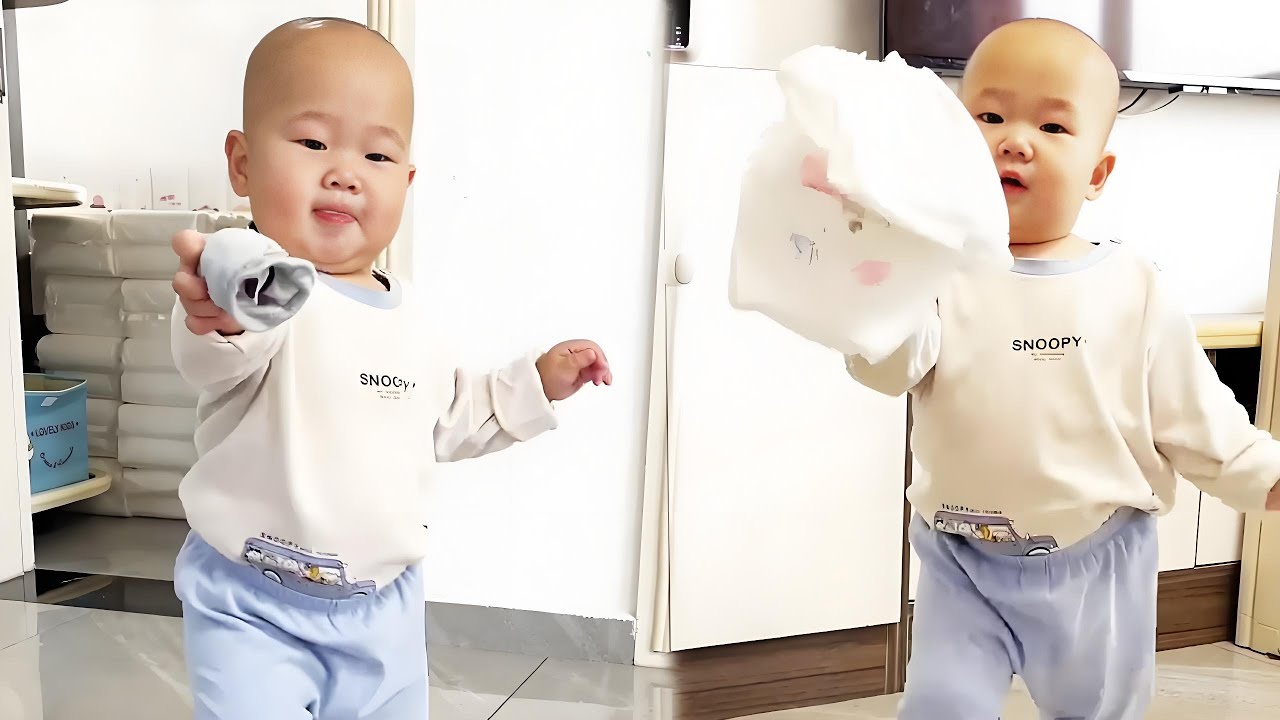 【超萌双胞胎】大胖二胖的进阶之路！已经可以熟练的帮妈妈干活了，再次看到这里还是很感动！【西西和柚柚呀】