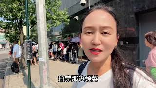 Free school supplies giveaway for back-to-school season Long lines at the Chinese capital library