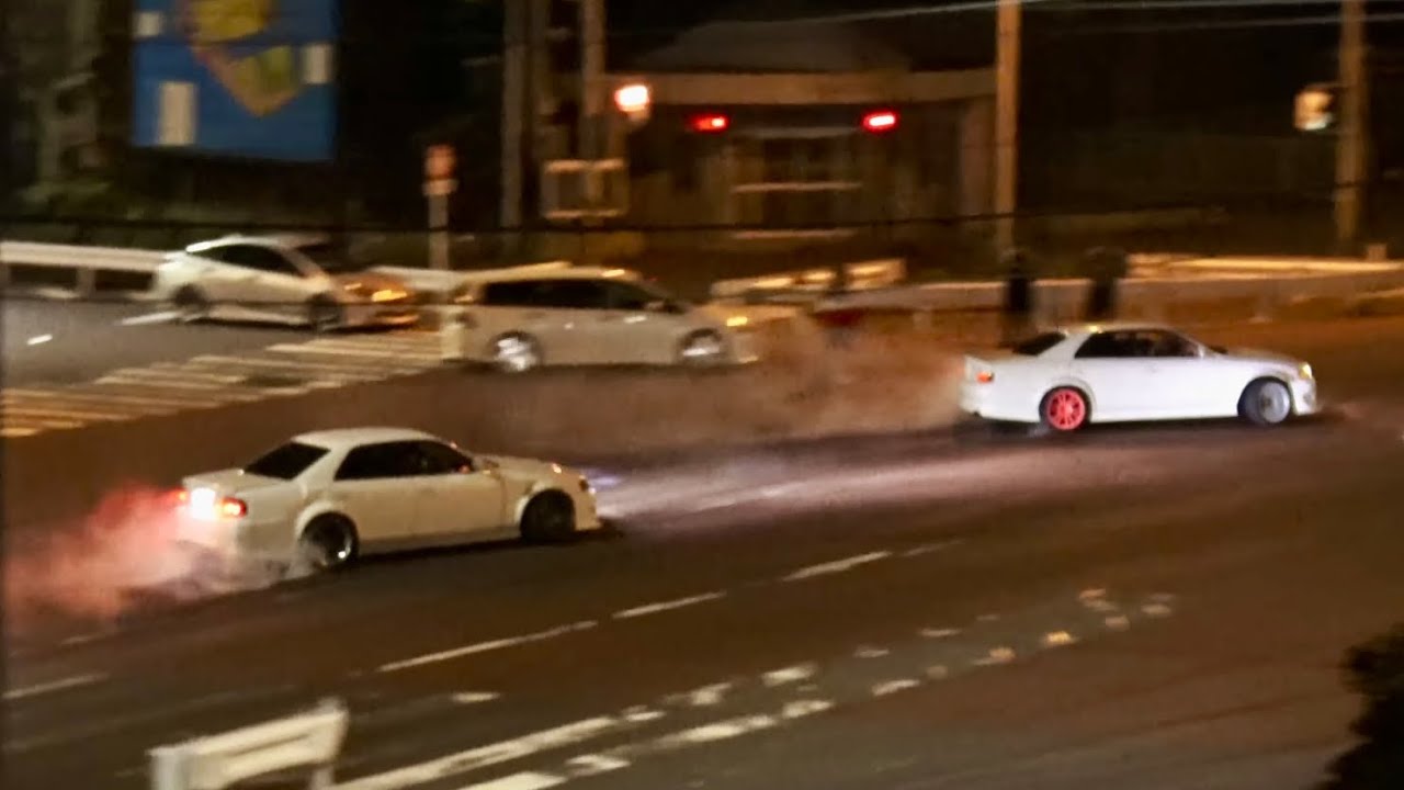 ドリフト族 VS 神奈川県警 大勢のギャラリーがドリフトを一目見ようと駆け寄る深夜の大黒埠頭 / Daikoku Drift