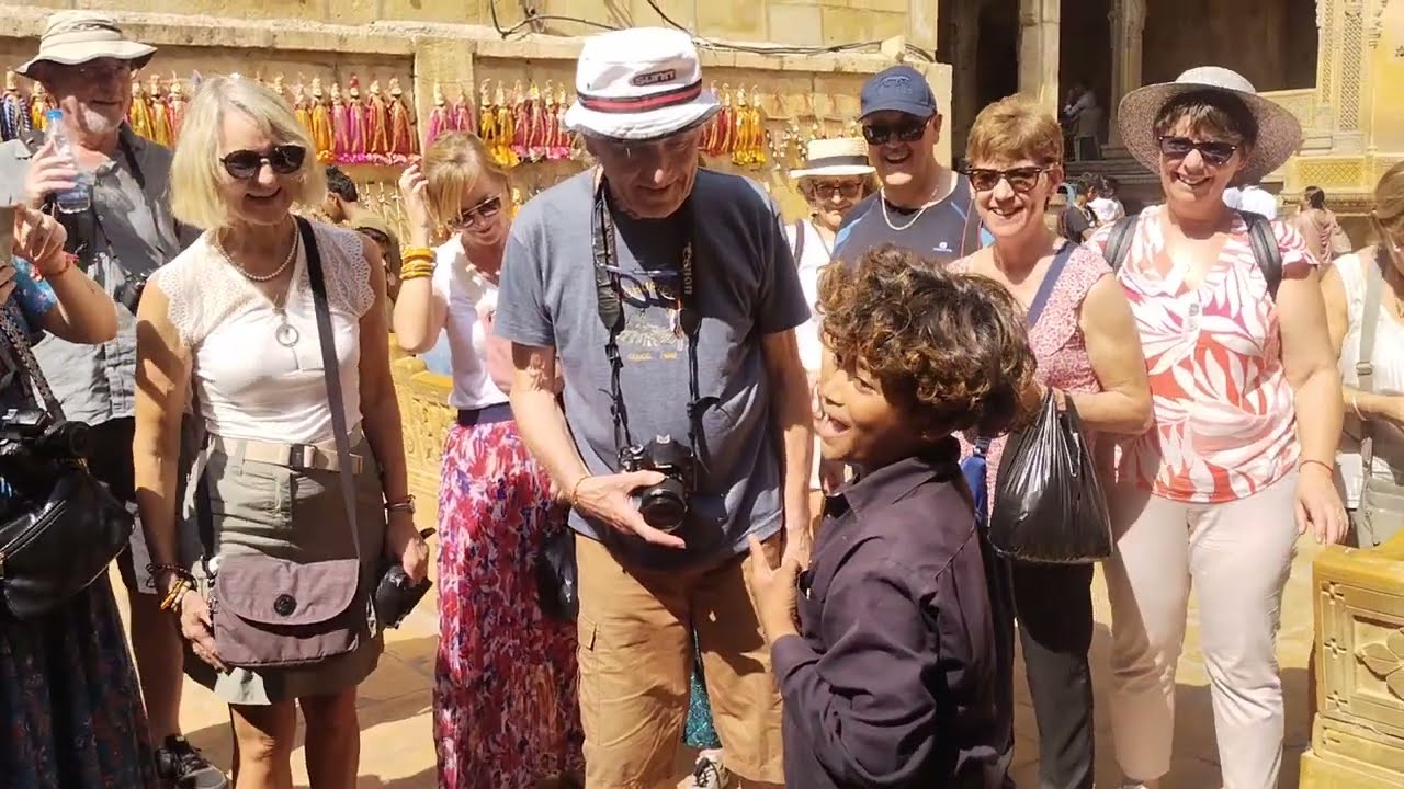 देश विदेश से आए फॉरेनर को जादू दिखाता हुआ छोटा जादूगर साहिल खान 🥰