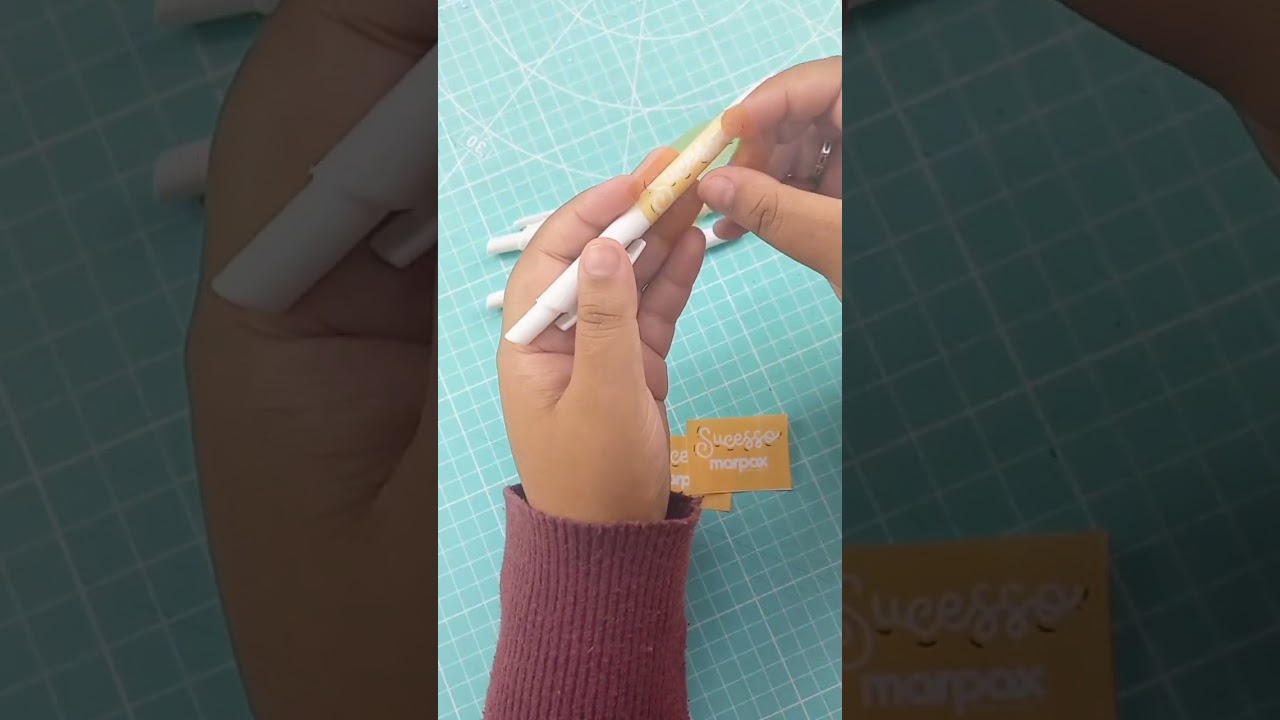Capa do vídeo O vinil adesivo é um produto muito versátil, da para personalizar diversos tipos de material. 🧡