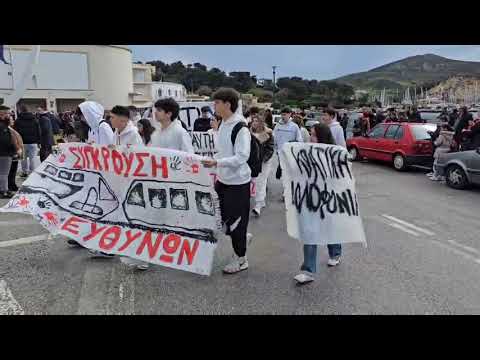 Τέμπη: Η μαθητική πορεία φτάνει στην πλατεία της Λέρου