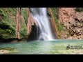 La llegada de un nuevo día para Tía Raymunda  es entre mucho frio, cascadas y  montañas.