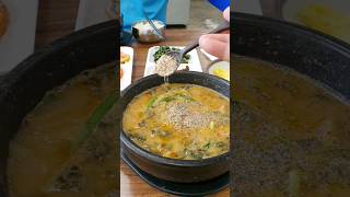 들깨가루도 넣고 땡초에 마늘도 살짝 풀어 맛있게 추어탕 한 그릇 몸 보신해요🤪