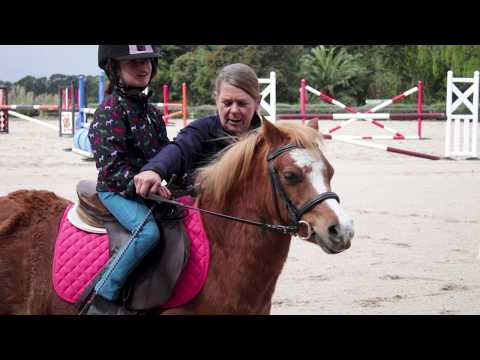 Videó: Gyermekbiztonság lovakkal és póniákkal