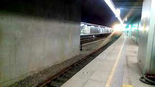 554次經由海線/北迴線開往花蓮的E228電頭行包新式自動門莒光號,跟3181次經由屏東線開往潮州的EMU873+EMU874微笑號區間車