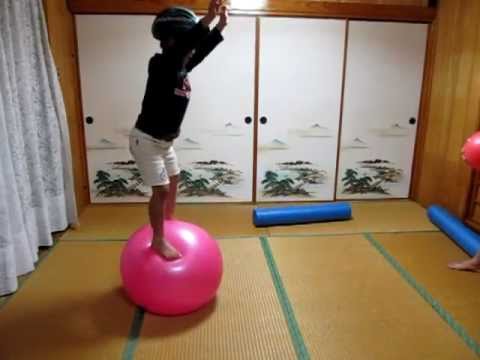 馬に乗らない乗馬トレーニング法 小２の少年 バランスボールに立つ Youtube