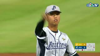 04/22 兄弟 vs 富邦 六局下,中繼投手陳柏豪一上場就牽制失誤,但高孝儀滑過頭,還是抓到了跑者