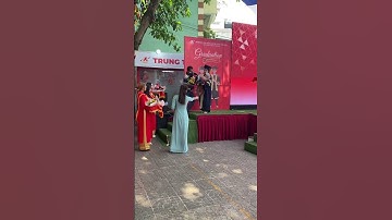 Khoảnh khắc ba tặng hoa con gái ngày lễ tốt nghiệp #shorts #fyp