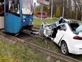 Водитель получил перелом ноги: в Дзержинском районе Ярославля столкнулись трамвай и иномарка