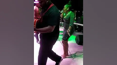 Jalesa McRae singing bgvs with Calvin Richardson
