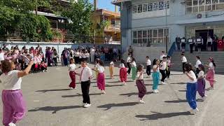 19 Mayıs bayramı coşkusu böyle kutlanır.Şehit Fehmi Bey ilkokulu 3B sınıfı kaşık oyunu
