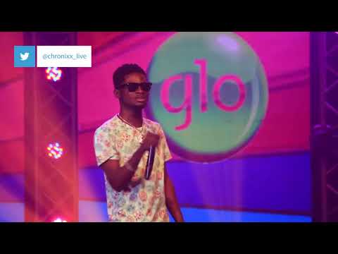 Fans sing along with Kuami Eugene at Glo Mega Music Show - YouTube