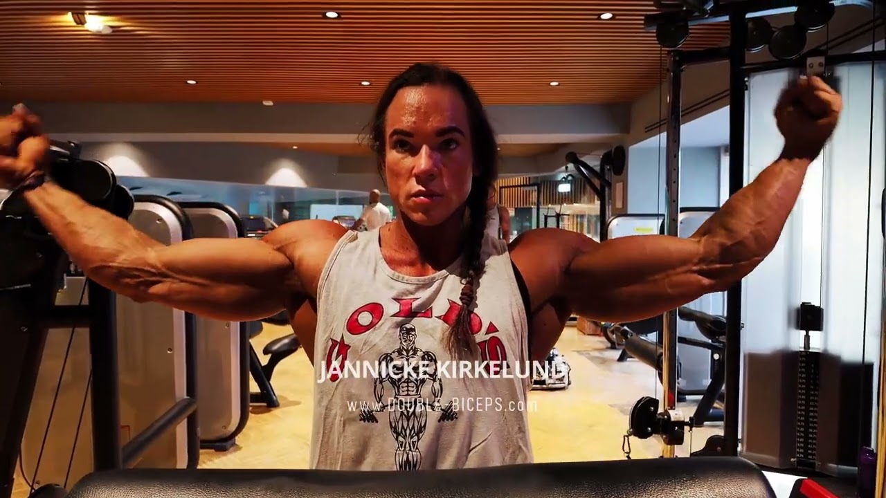 Яннике Киркелунд во время своего дебюта в профессиональном бодибилдинге среди женщин