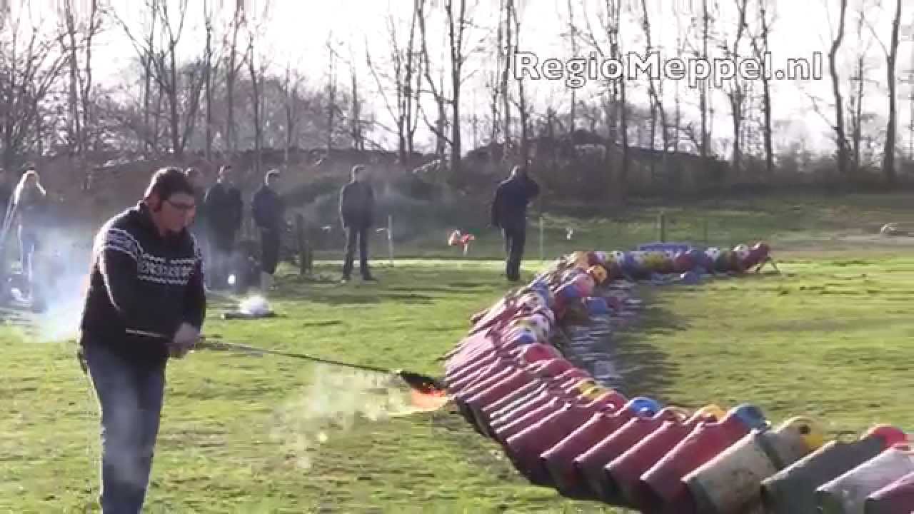 Carbid schieten in Onna met hele rij melkbussen - YouTube