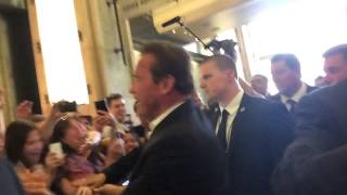 Arnold Enters the Dolby Theater to the cheers of his fans!