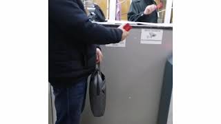 Видео Депутат Пестовский 9 апреля с трудом попал в администрацию. Говорят, велено депутатов не пускать. (автор: Егоршинские вести)