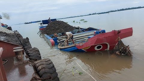 cạp cát cho ghe sắt ở rạch ruộng