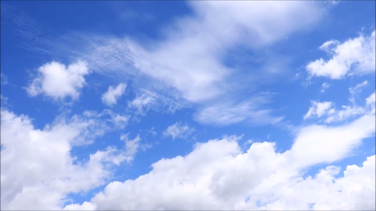 awan bergerak pelan.   (background video)