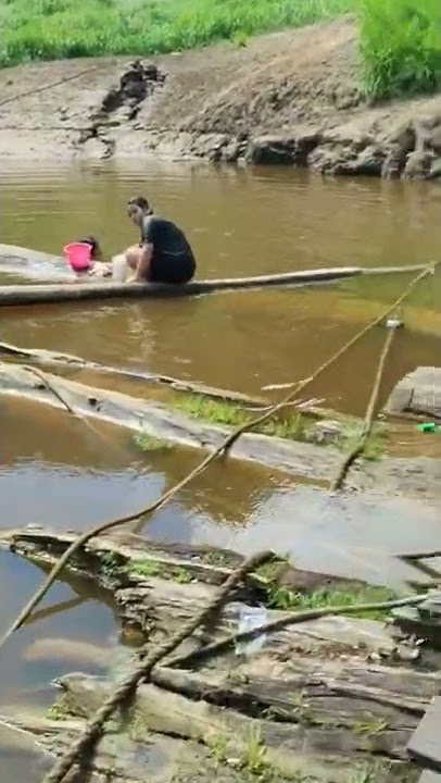 Gadis Desa Dayak Sedang Mandi Di Sungai Belakang Rumah Apung