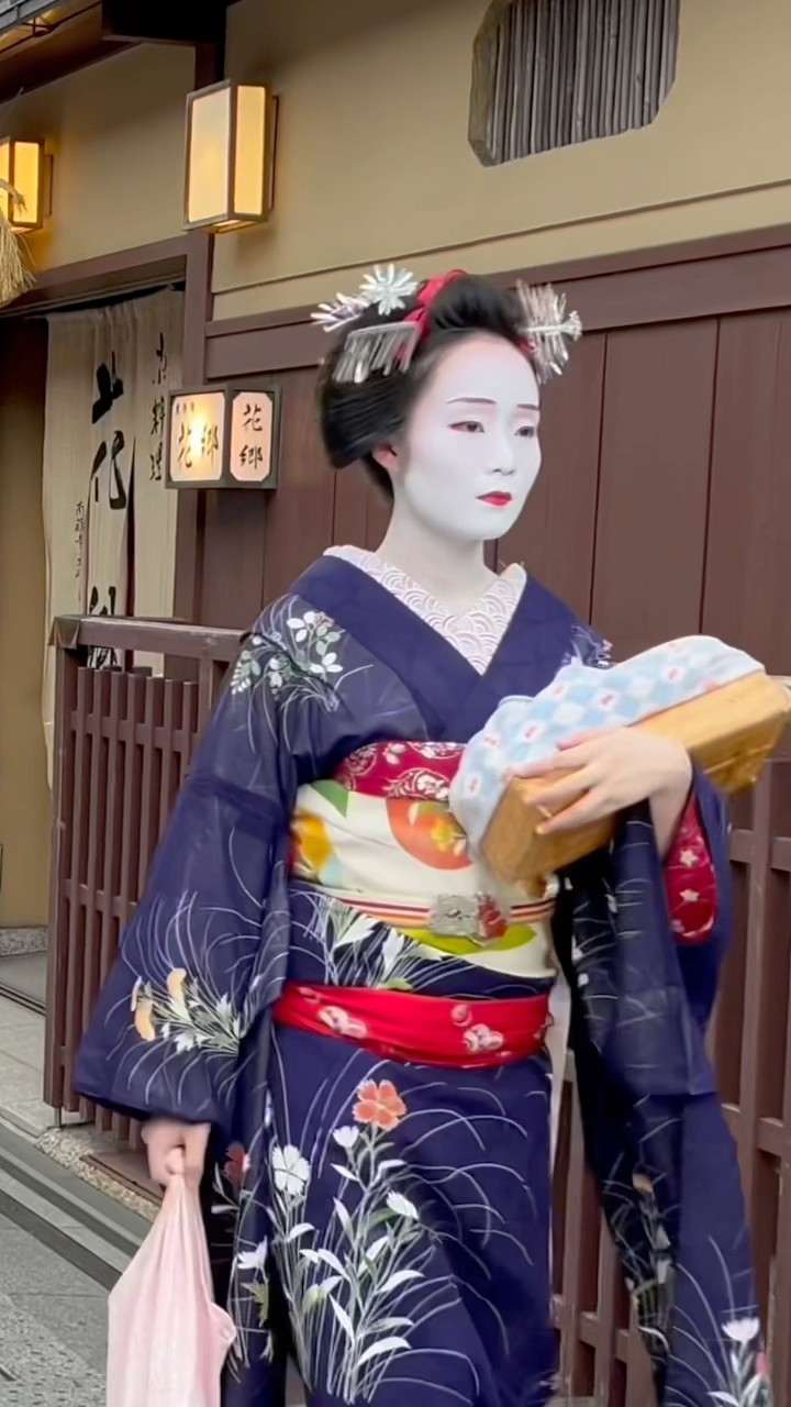 祇園花見小路で見かけた舞妓さん #京都 #舞妓 - YouTube