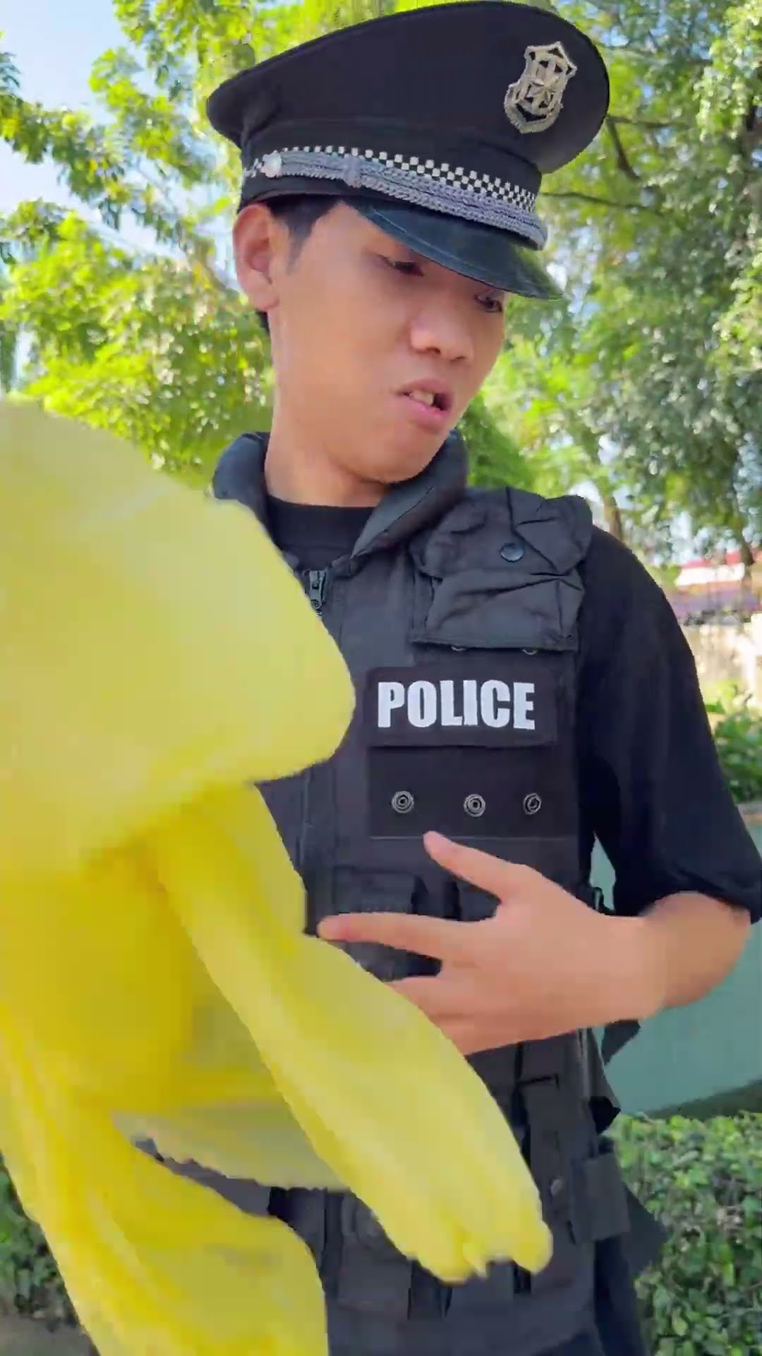 Anh cảnh sát tốt bụng và đứa trẻ ngủ ngoài công viên || Kind the police and poor boy #shorts
