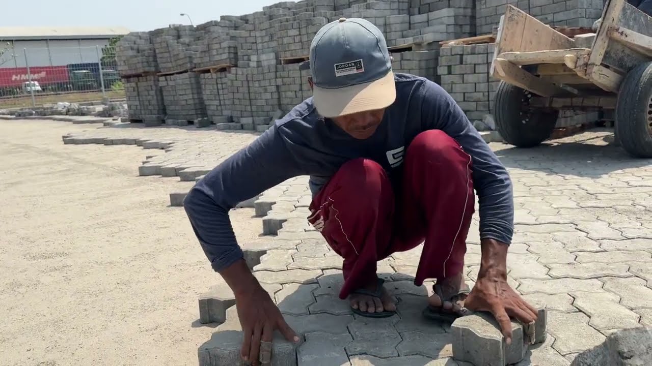 Proses pemasangan paving block cacing K400 di container yard Marunda