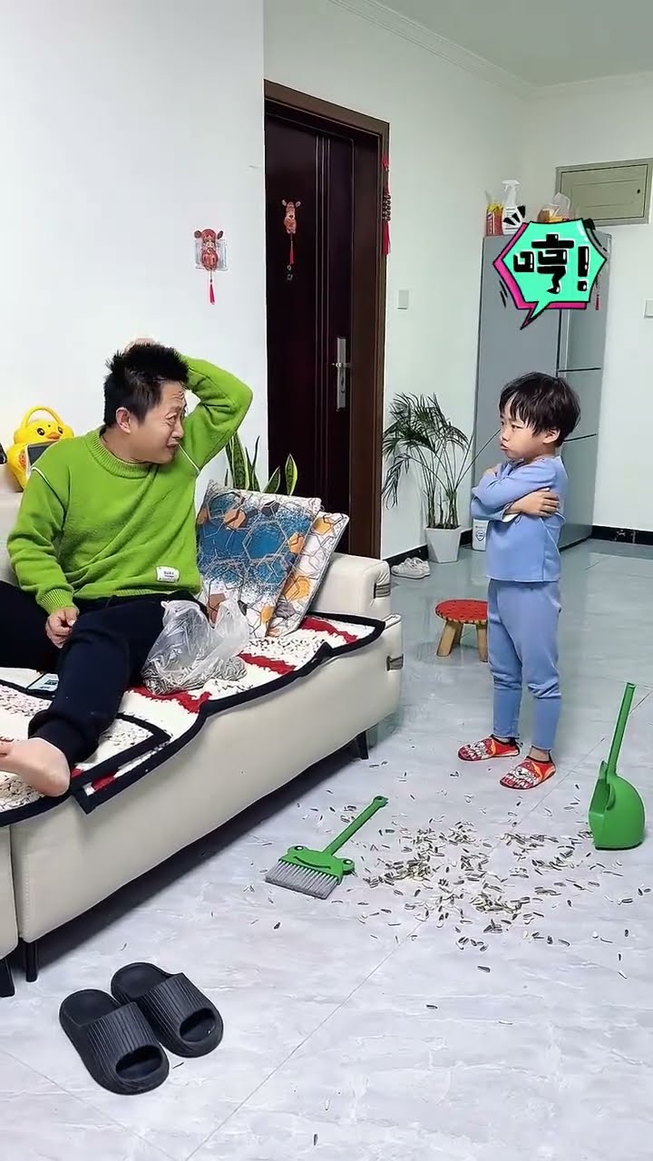 爸爸乱吐瓜子皮，儿子也不惯着他！#呆萌小米宝#萌娃#熊孩子