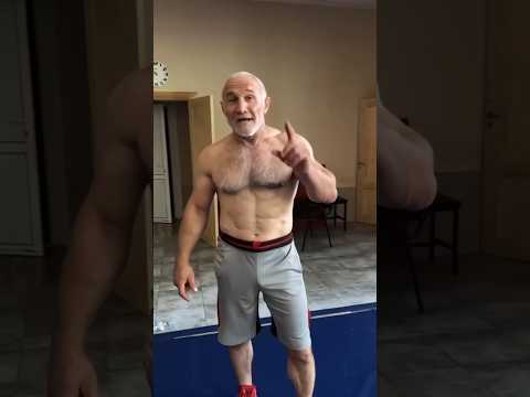 Накаченный дед кинул