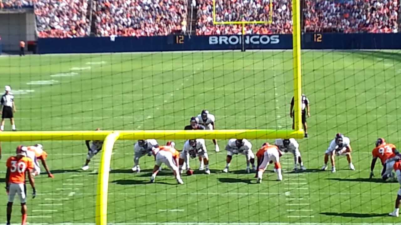 Payton Manning throwing a TD pass as a Broncos