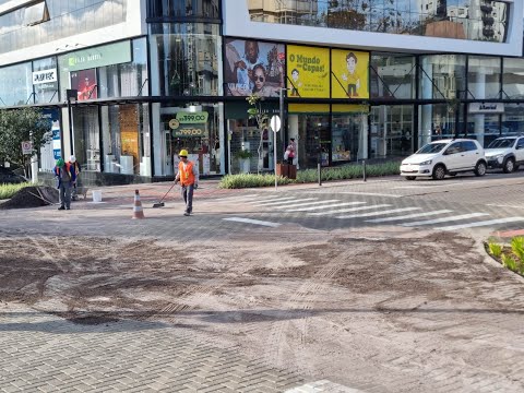 Secretário de Infraestrutura fala sobre os reparos no calçamento no centro de Veranópolis