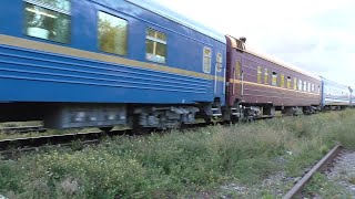 Туристические поезда в Пскове летом 2023. Вагоны в цветах Железных дорог Якутии