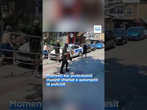 Momenti kur protestuesit thyejnë xhamat e automjetit të policisë