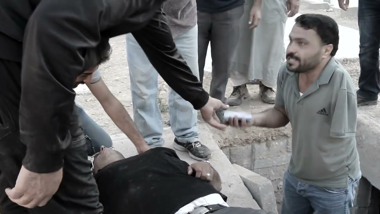 من داخل المقبرة أبشع جريمة بالعالم و نهاية غير متوقعة شاب يدخل الى قبر ابيه ليودعه فحدث المفاجأه