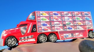 Put "Cars Tomica" in a big red truck | Find a minicar in a large park. 【Tomica Cars】