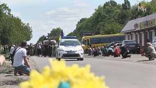 Із шаною, приклонивши коліна, Жашківська громада провела в останню путь Героя-земляка Романа Дзюбу (ВІДЕО)