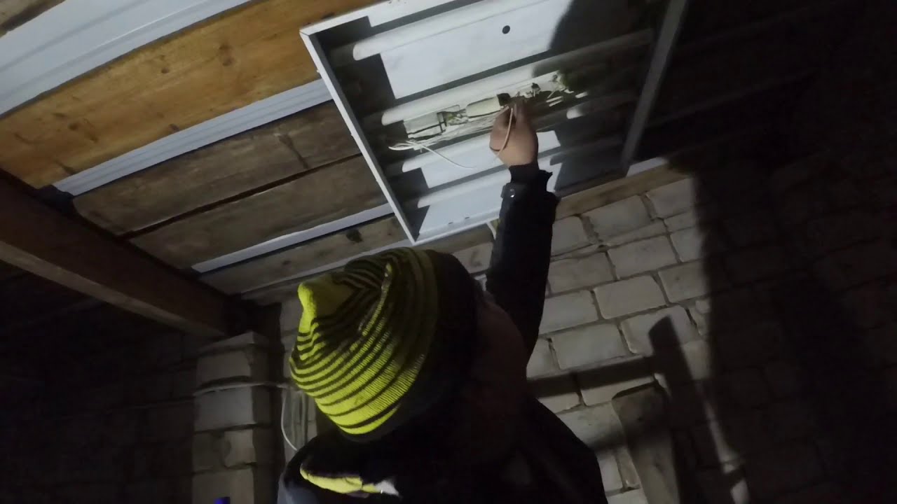 Как сделать освещение в гараже. Строю гараж серия №14 - YouTube