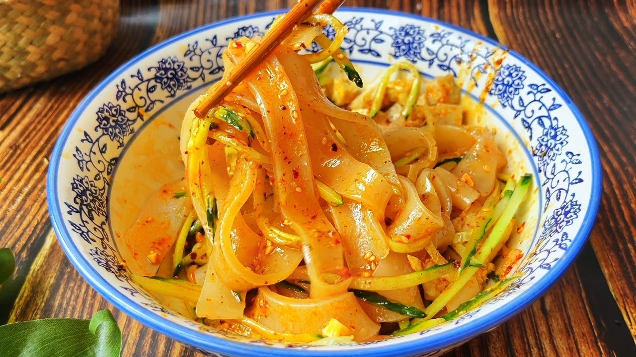 手工的涼皮勁道爽滑，吃著就是好吃，詳細做法分享給大家 