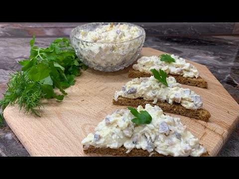 Очень вкусная намазка на хлеб из простых ингредиентов.