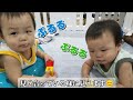 ぷるる〜とお互いに見せ合う双子